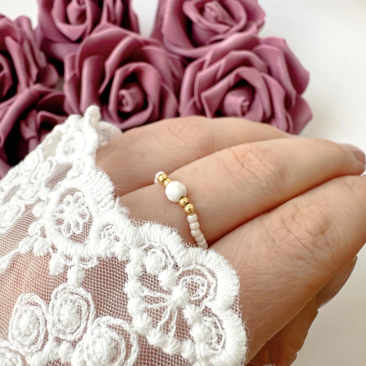 Pierścionek elastyczny z kamieni naturalnych biały Agat z koralikami złotymi kamień równowagi