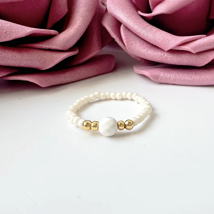 Pierścionek elastyczny z kamieni naturalnych biały Agat z koralikami złotymi kamień równowagi