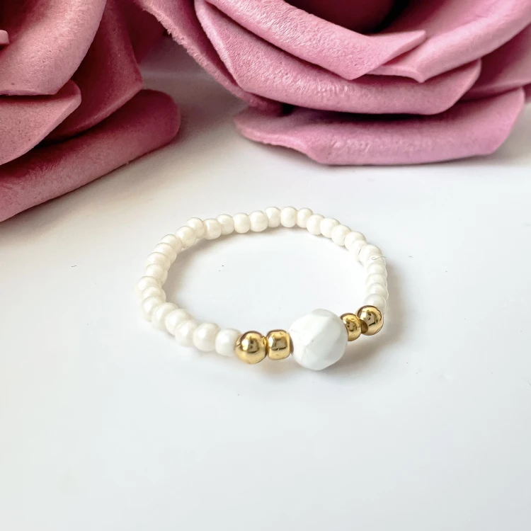 Pierścionek elastyczny z kamieni naturalnych biały Agat z koralikami złotymi kamień równowagi