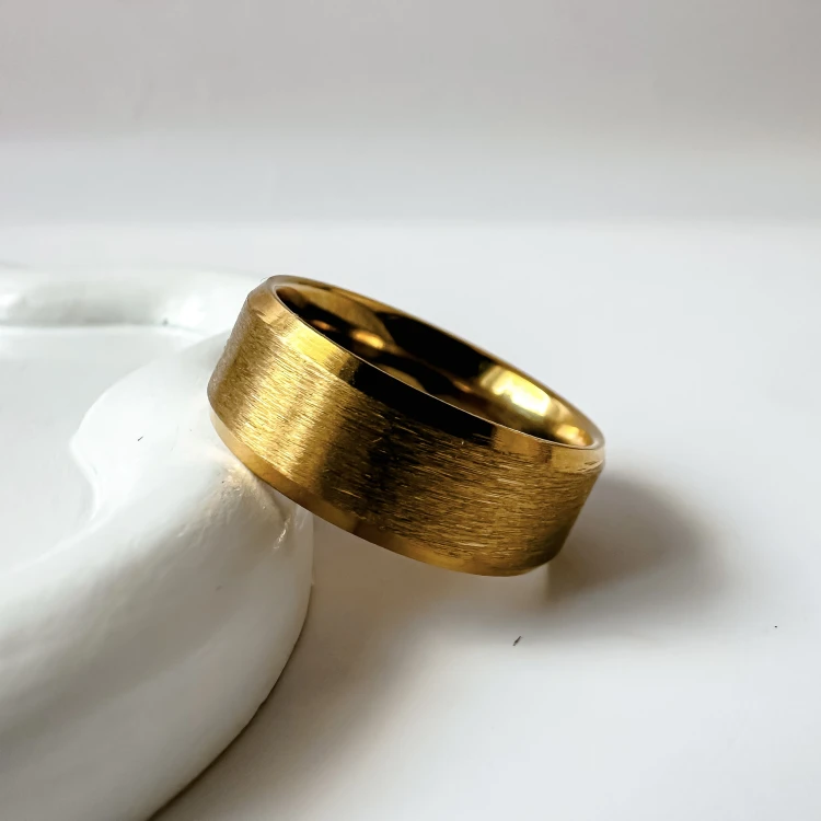 Złota frezowana obrączka męska 21 mm ze stali chirurgicznej