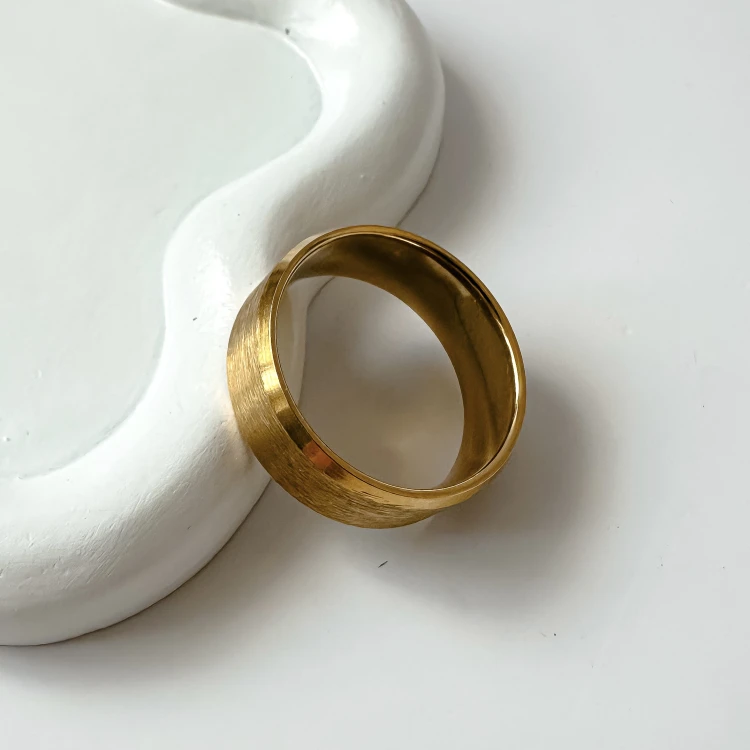 Złota frezowana obrączka męska 21 mm ze stali chirurgicznej