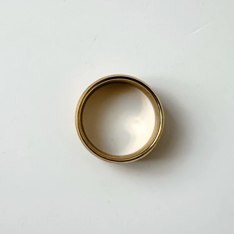 Złota frezowana obrączka męska 21 mm ze stali chirurgicznej