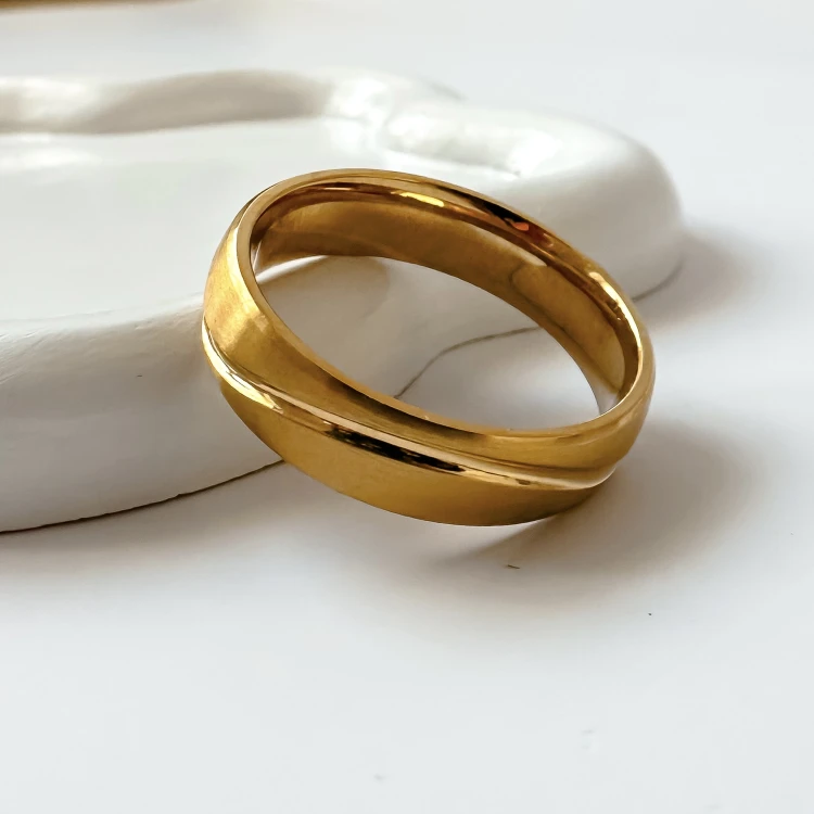 Złota zdobiona obrączka męska 21 mm ze stali chirurgicznej