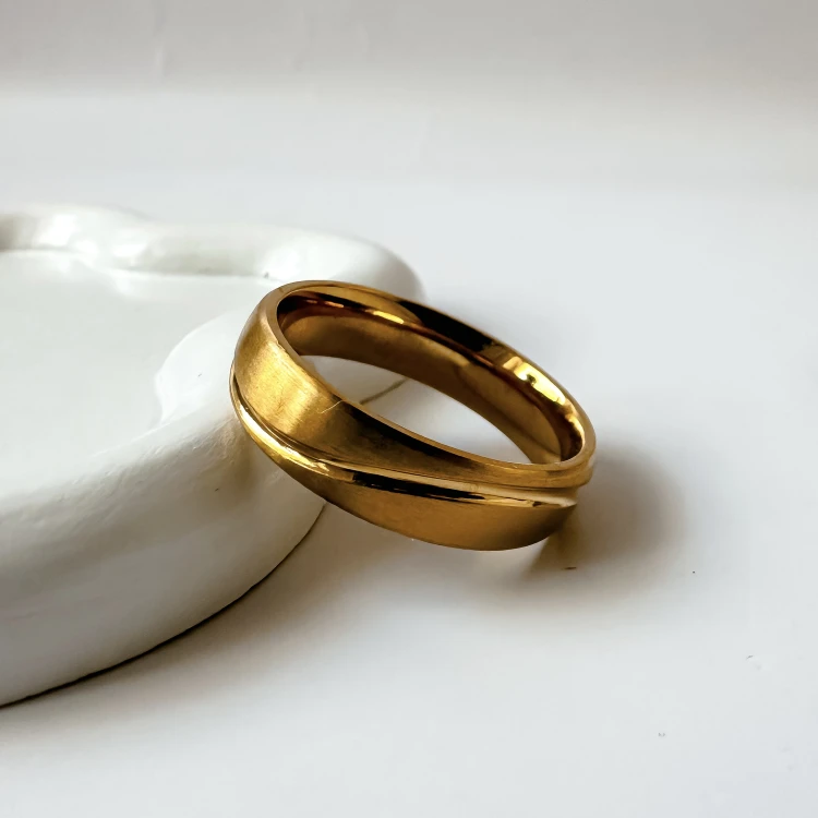 Złota zdobiona obrączka męska 21 mm ze stali chirurgicznej