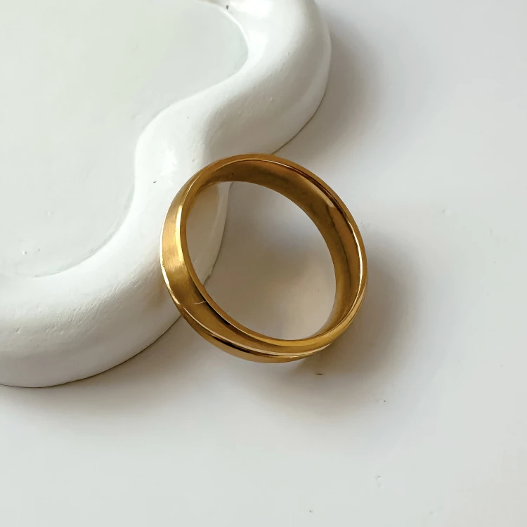 Złota zdobiona obrączka męska 21 mm ze stali chirurgicznej