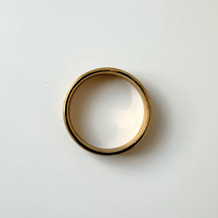 Złota zdobiona obrączka męska 21 mm ze stali chirurgicznej