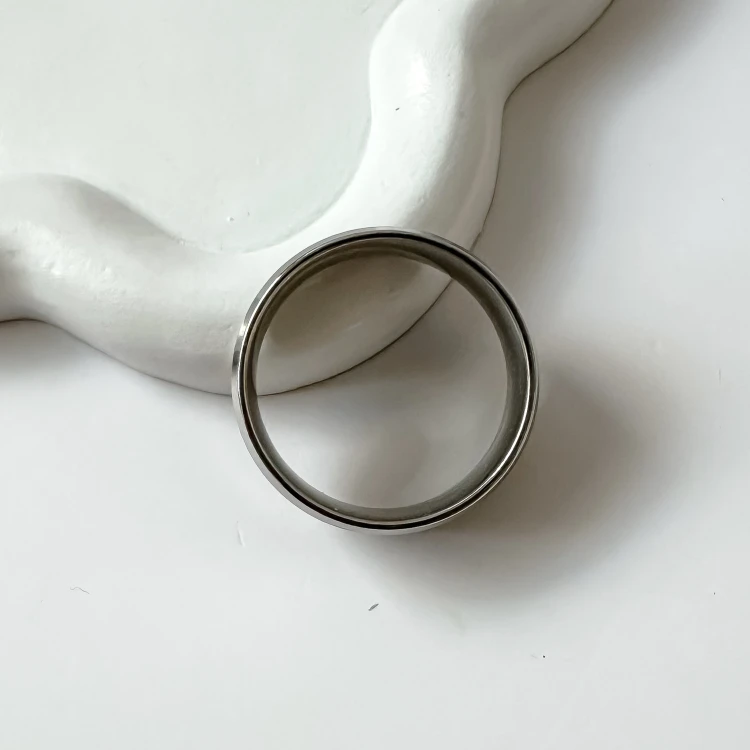 Srebrna szeroka obrączka męska frezowana 21 mm ze stali chirurgicznej