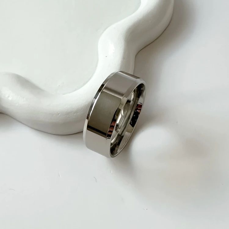 Srebrna szeroka obrączka męska frezowana 21 mm ze stali chirurgicznej