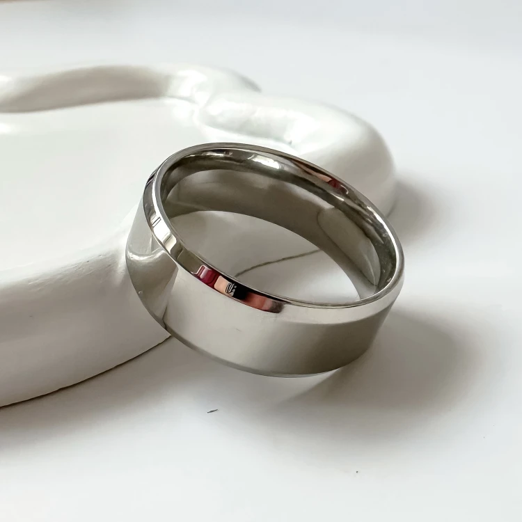 Srebrna szeroka obrączka męska frezowana 21 mm ze stali chirurgicznej