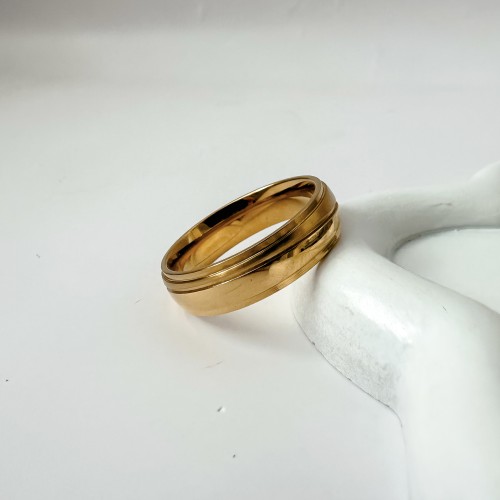 Złota zdobiona obrączka męska ze żłobieniami 20 mm ze stali chirurgicznej