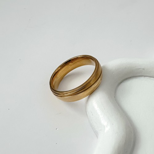 Złota zdobiona obrączka męska ze żłobieniami 20 mm ze stali chirurgicznej