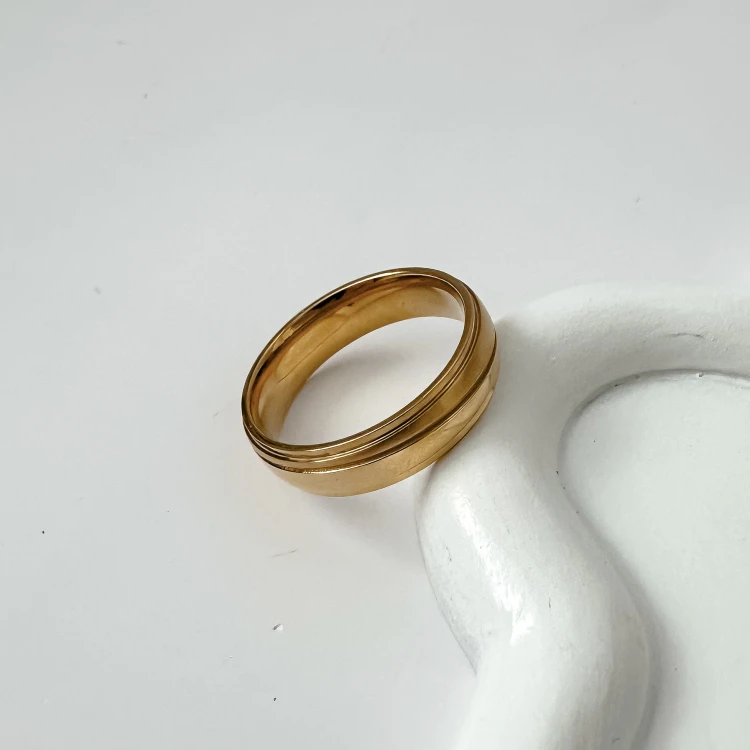 Złota zdobiona obrączka męska ze żłobieniami 20 mm ze stali chirurgicznej