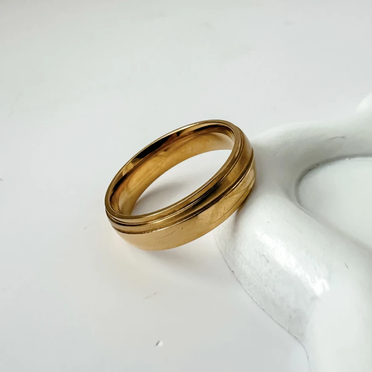 Złota zdobiona obrączka męska ze żłobieniami 20 mm ze stali chirurgicznej