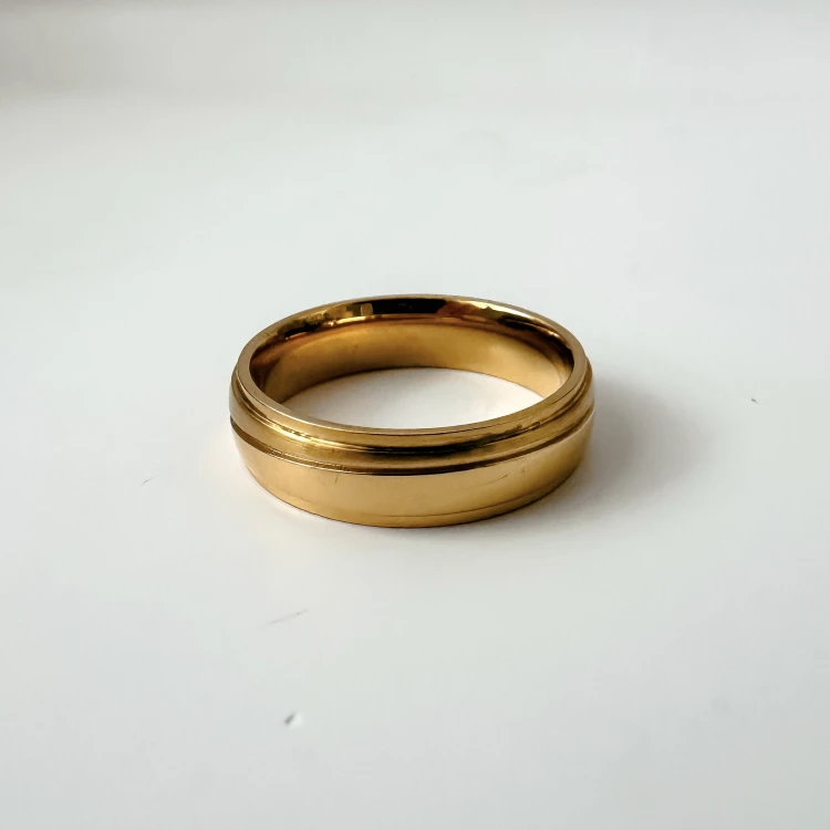 Złota zdobiona obrączka męska ze żłobieniami 20 mm ze stali chirurgicznej