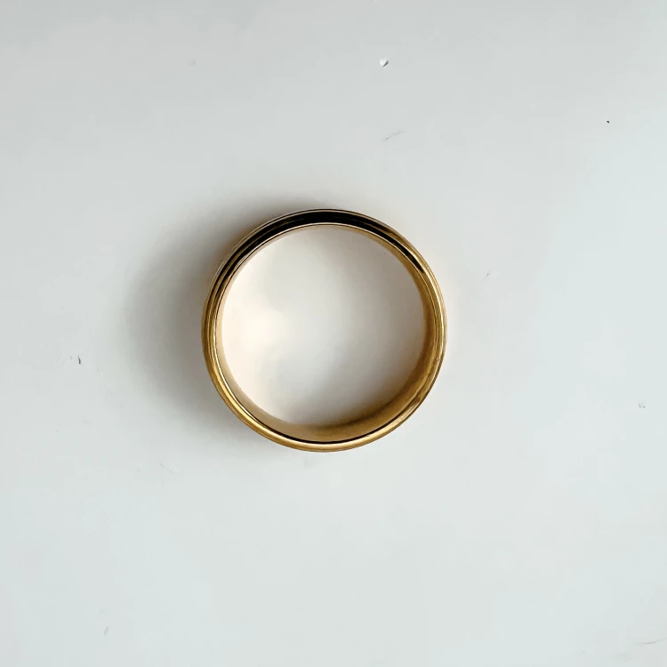 Złota zdobiona obrączka męska ze żłobieniami 20 mm ze stali chirurgicznej