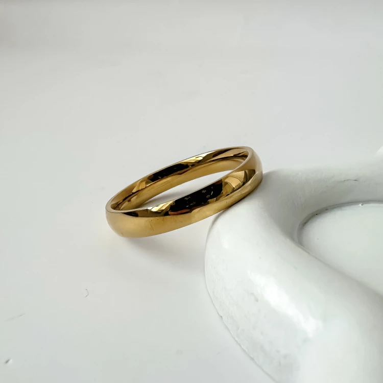 Złota klasyczna gładka obrączka męska 21 mm ze stali chirurgicznej