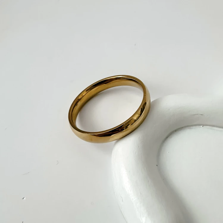 Złota klasyczna gładka obrączka męska 21 mm ze stali chirurgicznej