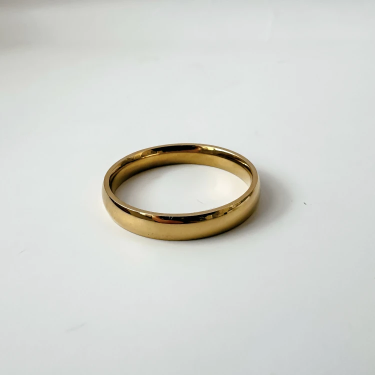 Złota klasyczna gładka obrączka męska 21 mm ze stali chirurgicznej