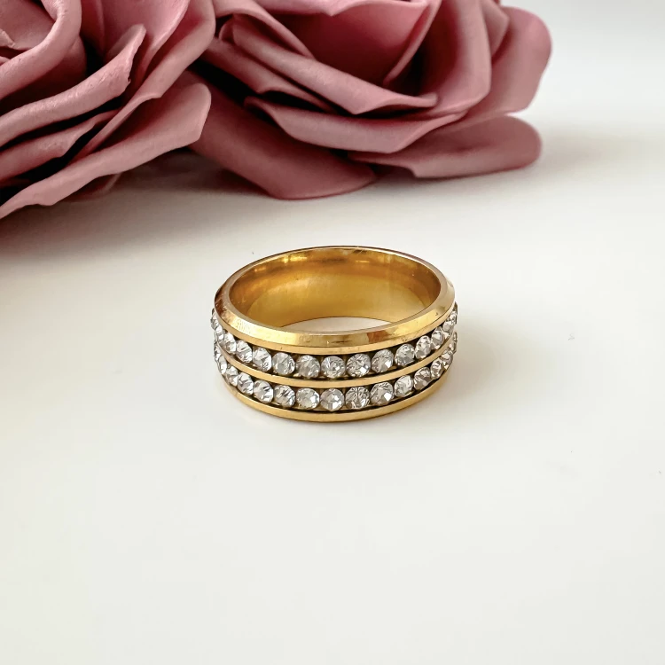 Pierścionek typu obrączka z pozłacanej stali szlachetnej z okrągłymi cyrkoniami