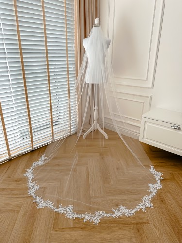 Długi welon katedralny Meghan z hiszpańską koronką 250 cm