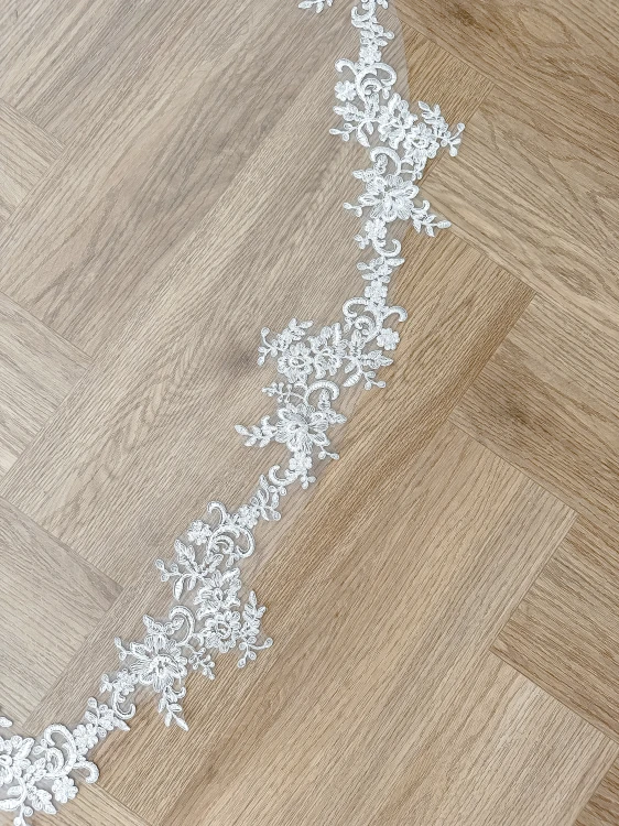 Długi welon katedralny Meghan z hiszpańską koronką 250 cm