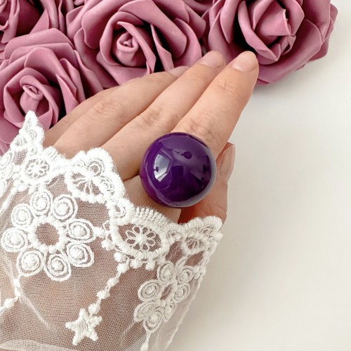 Złoty pierścionek dużą kulą ciemny fiolet stal chirurgiczna